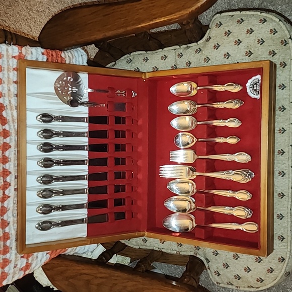 Original Vintage/Antique WM ROGERS SILVER SET WITH RED VELVET LINED BOX. - Picture 1 of 5